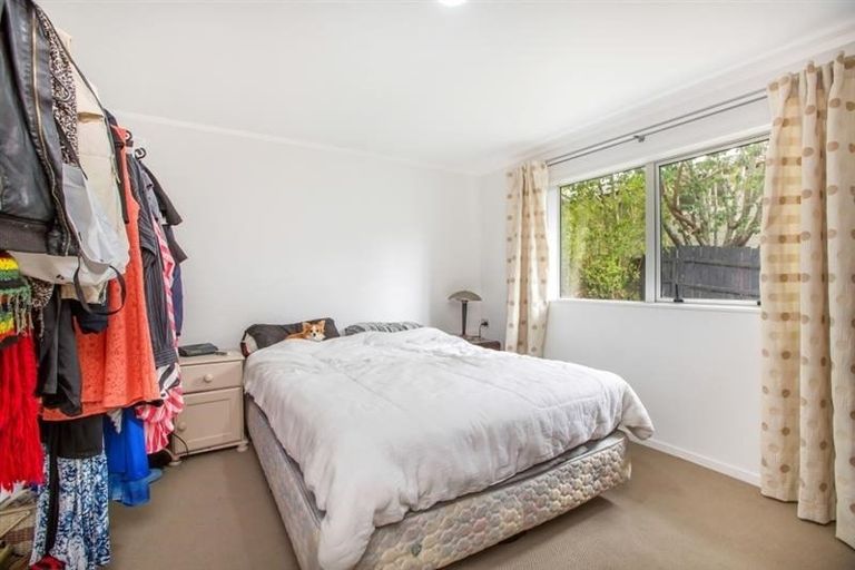 Photo of property in 28 Tamahere Drive, Glenfield, Auckland, 0629
