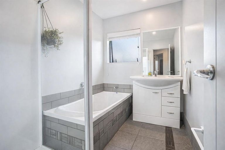 Photo of property in 68 South Kensington Way, Henderson, Auckland, 0612