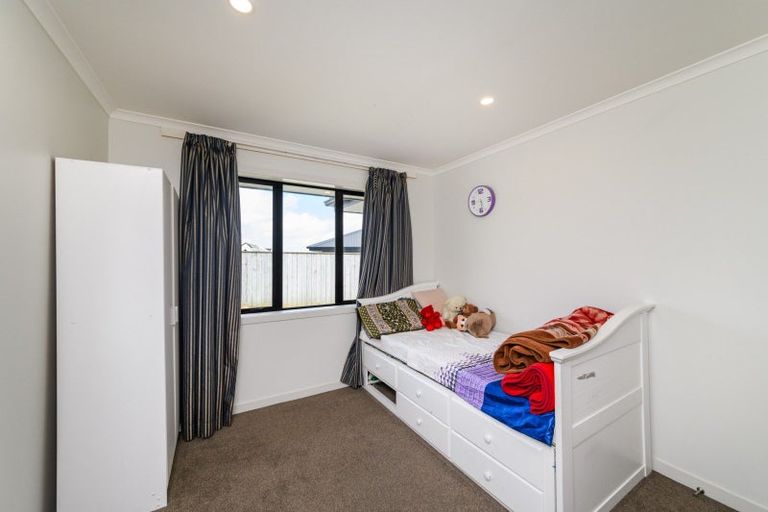 Photo of property in 12 Gibraltar Way, Fitzherbert, Palmerston North, 4410