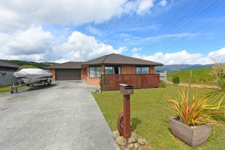 Photo of property in 21 Percy Kinsman Crescent, Riverstone Terraces, Upper Hutt, 5018