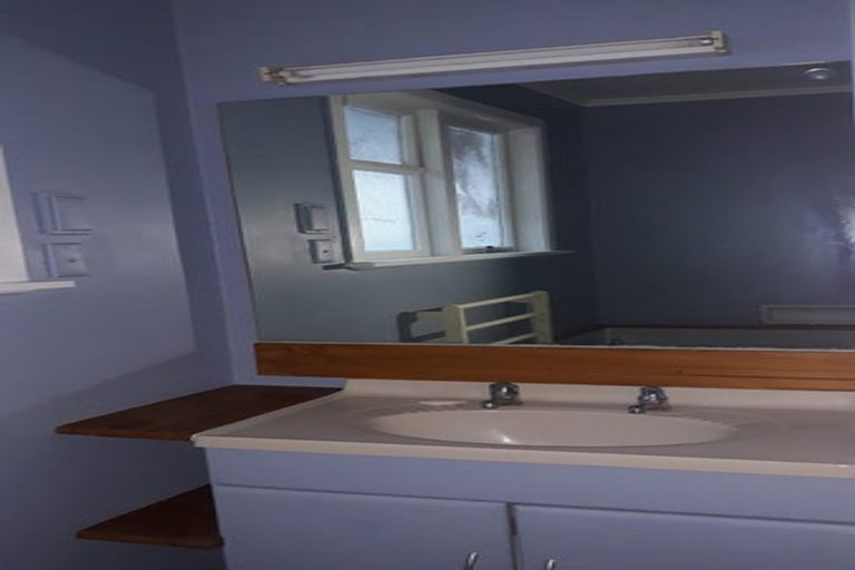 Photo of property in 5 Alder Place, Newlands, Wellington, 6037