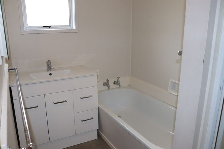 Photo of property in 2/199 Henderson Valley Road, Henderson, Auckland, 0612