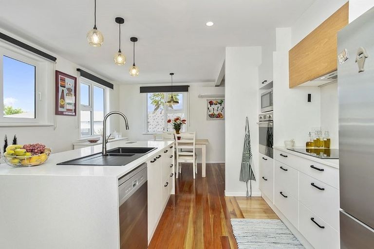 Photo of property in 15 Enderby Drive, Te Atatu Peninsula, Auckland, 0610