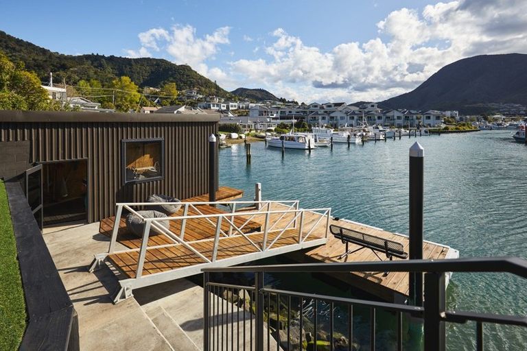 Photo of property in 69 Waikawa Road, Picton, 7220
