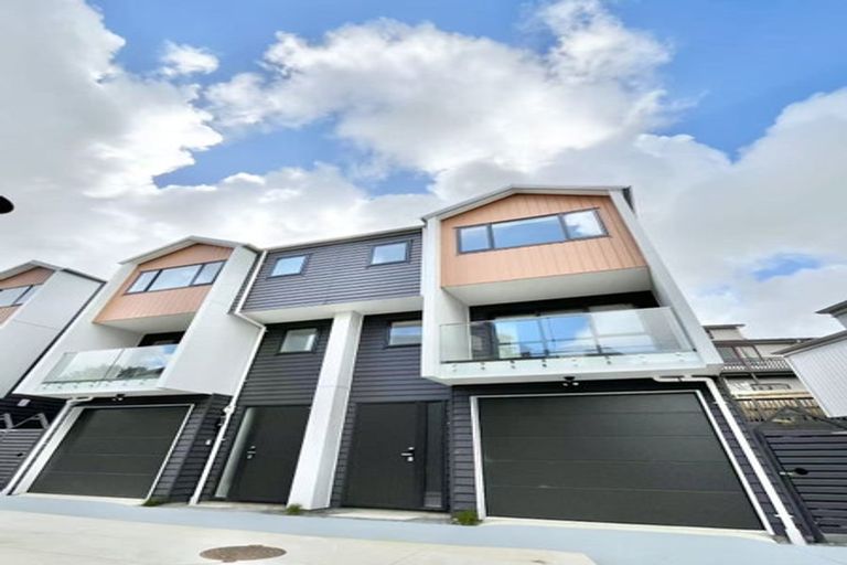 Photo of property in 7/6 Woodhouse Place, West Harbour, Auckland, 0618