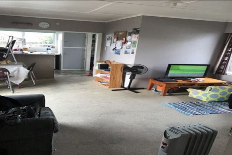 Photo of property in 1 Marlene Avenue, Te Atatu South, Auckland, 0610
