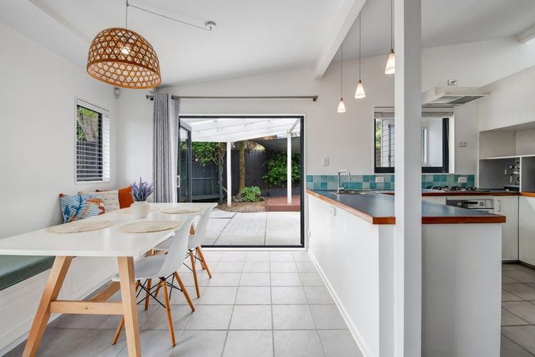 Photo of property in 2/20 Tawavale Crescent, Totara Vale, Auckland, 0629