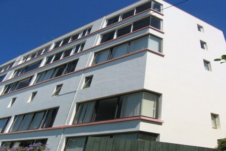 Photo of property in 2f9 Oriental Terrace, Mount Victoria, Wellington, 6011