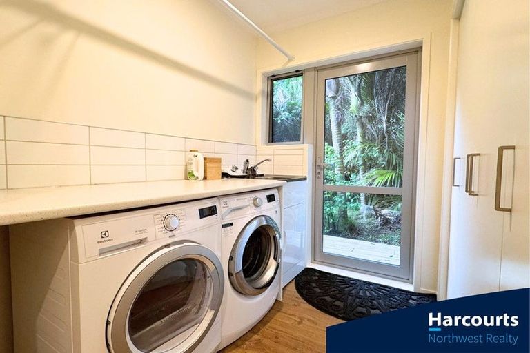 Photo of property in 296 Motutara Road, Muriwai, Waimauku, 0881