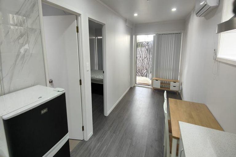 Photo of property in 2/68 Totaravale Drive, Totara Vale, Auckland, 0629