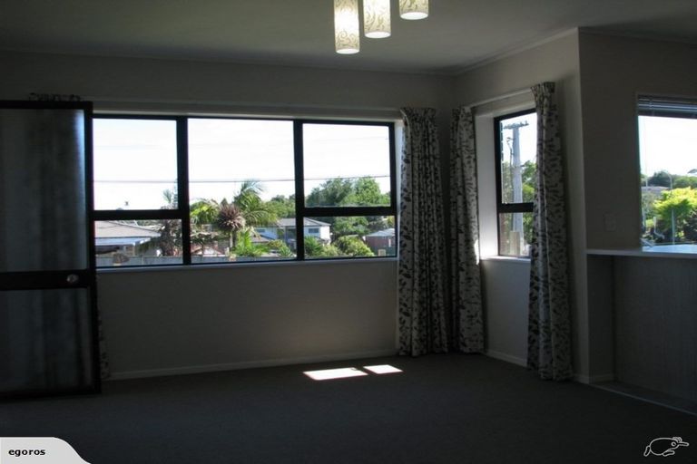 Photo of property in 2/110 Edmonton Road, Henderson, Auckland, 0612