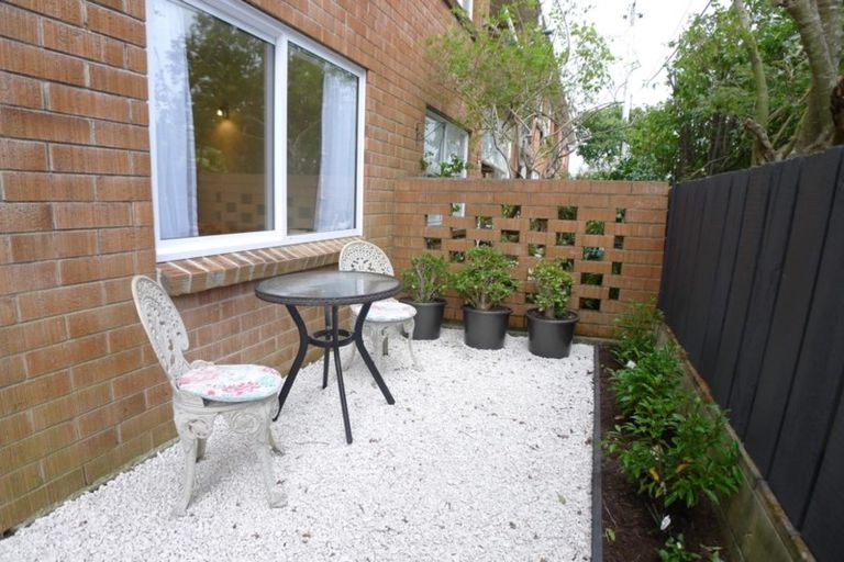 Photo of property in 4/83 Lake Road, Devonport, Auckland, 0622