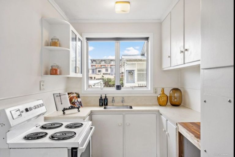 Photo of property in 2/3172 Great North Road, New Lynn, Auckland, 0600