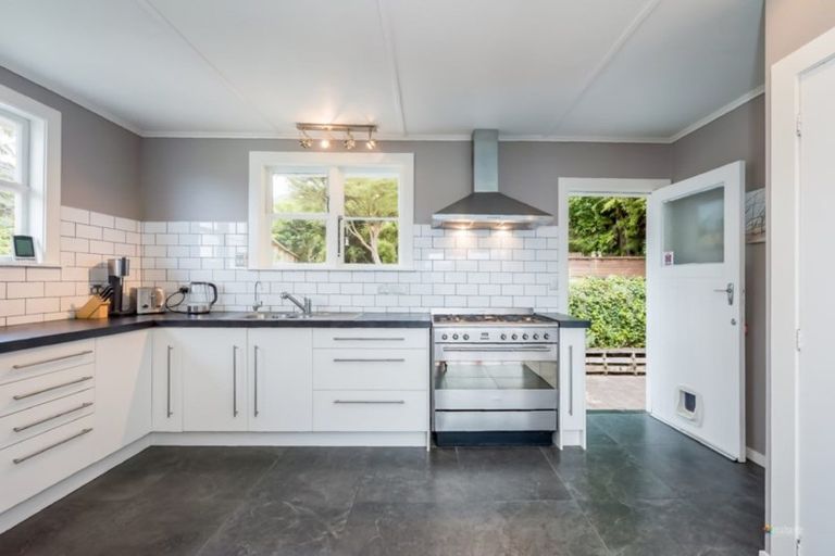 Photo of property in 10 Hill Grove, Naenae, Lower Hutt, 5011