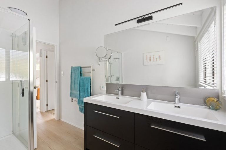 Photo of property in 33 Homewood Place, Chatswood, Auckland, 0626