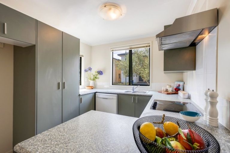 Photo of property in 9 Verdale Circle, Glen Eden, Auckland, 0602