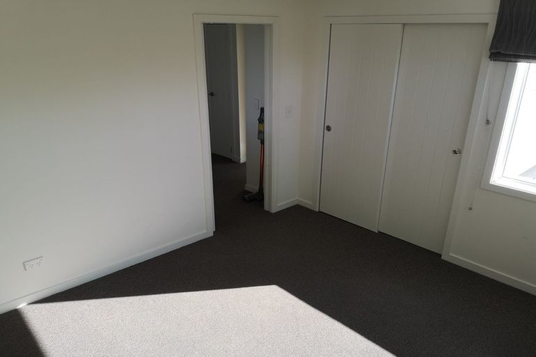 Photo of property in 11b Pinkerton Grove, Newlands, Wellington, 6037