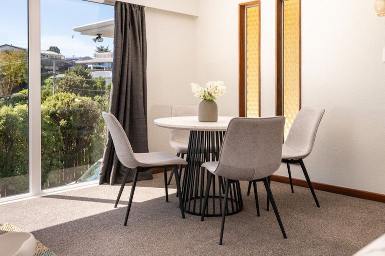 Photo of property in 16 Omega Street, Newlands, Wellington, 6037