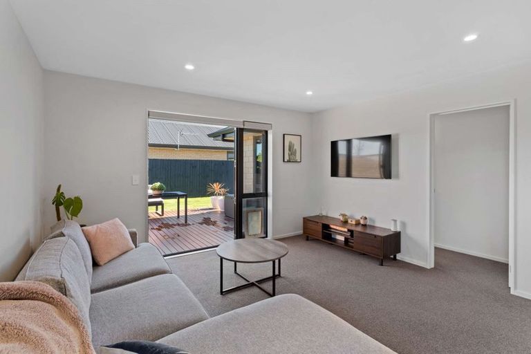 Photo of property in 1 Julia Close, Rolleston, 7614