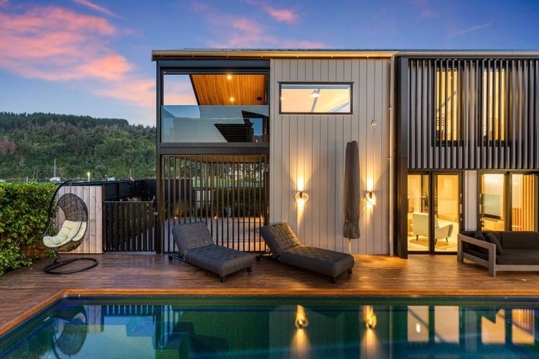 Photo of property in 101 Beach Road, Whangamata, 3620