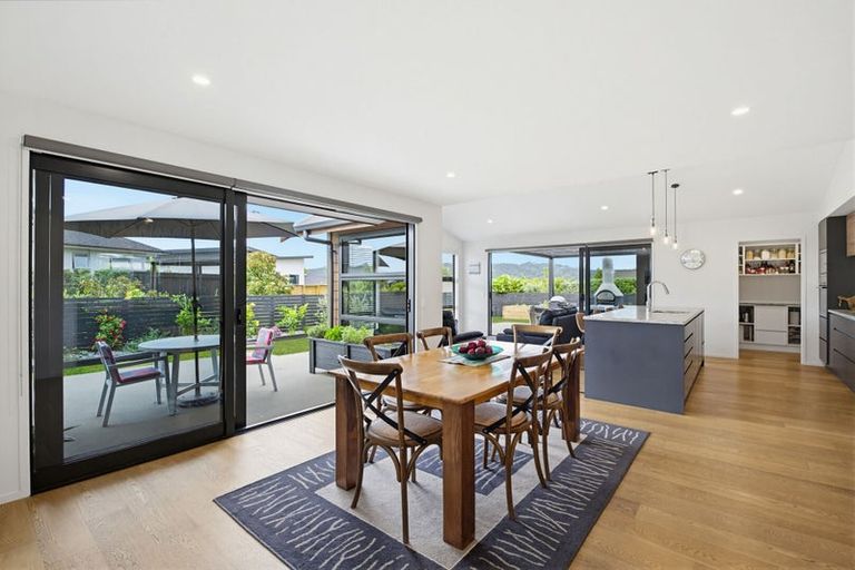 Photo of property in 10 Topping Place, Whitianga, 3510