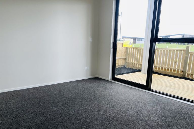 Photo of property in 18 Rorotu Avenue, Karaka, 2113
