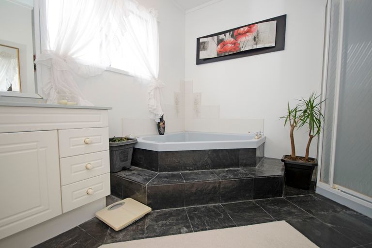 Photo of property in 34 Sturges Road, Henderson, Auckland, 0612