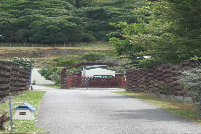 Photo of property in 1/27 Larchmont Grove, Totara Park, Upper Hutt, 5018