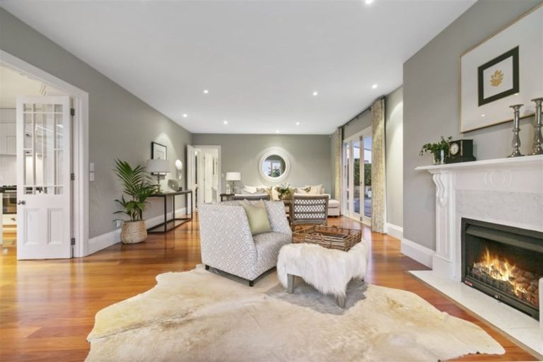 Photo of property in 2 Brassey Road, Birkenhead, Auckland, 0626