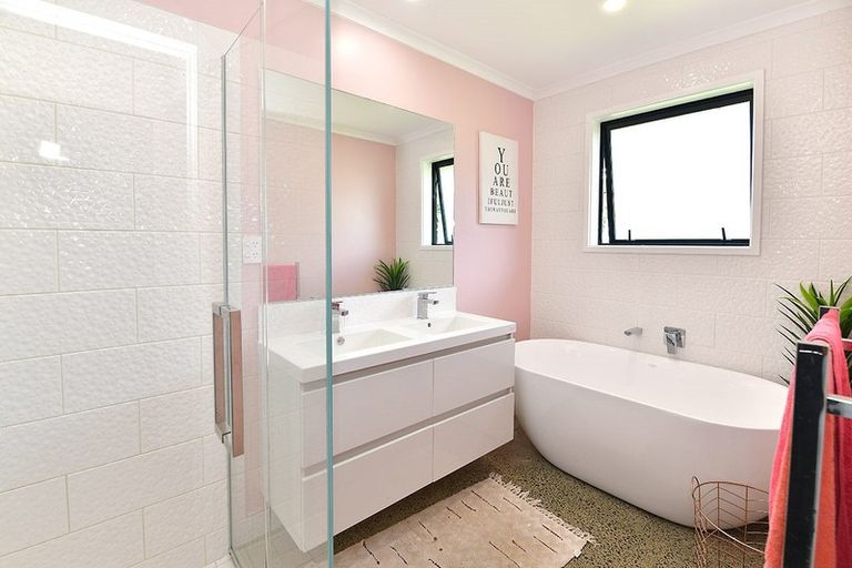 Photo of property in 87 Sheffield Road, Helensville, 0875