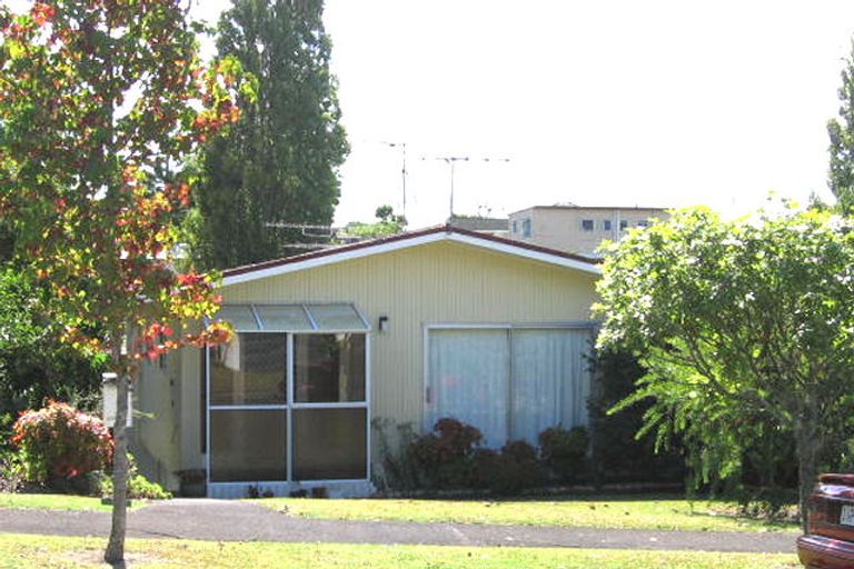 Photo of property in 1 Armstrong Place, New Lynn, Auckland, 0600