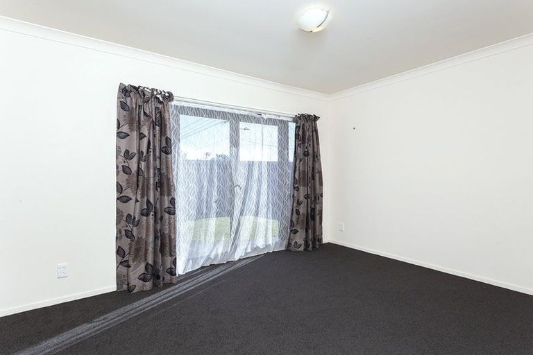 Photo of property in 4 Cliff View Drive, Green Bay, Auckland, 0604