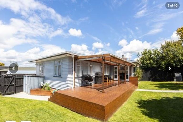 Photo of property in 102 Taikata Road, Te Atatu Peninsula, Auckland, 0610