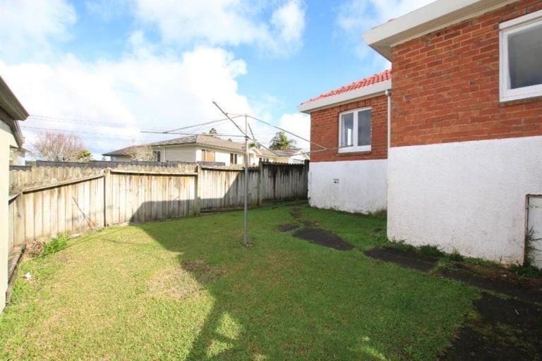 Photo of property in 53 Lynwood Road, New Lynn, Auckland, 0600