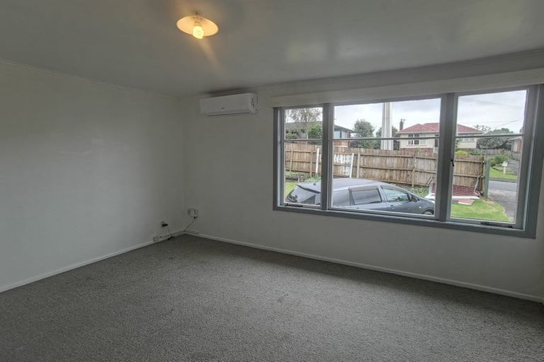 Photo of property in 1 Kereru Street, Henderson, Auckland, 0612
