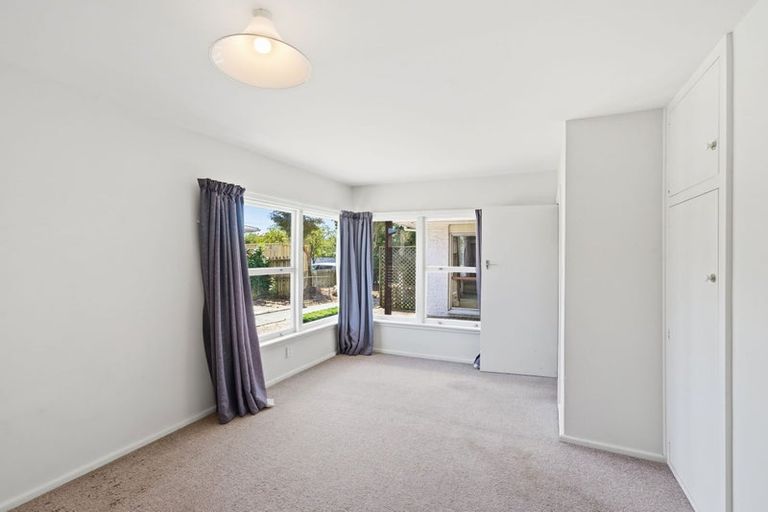 Photo of property in 15 Wychwood Crescent, Bishopdale, Christchurch, 8053