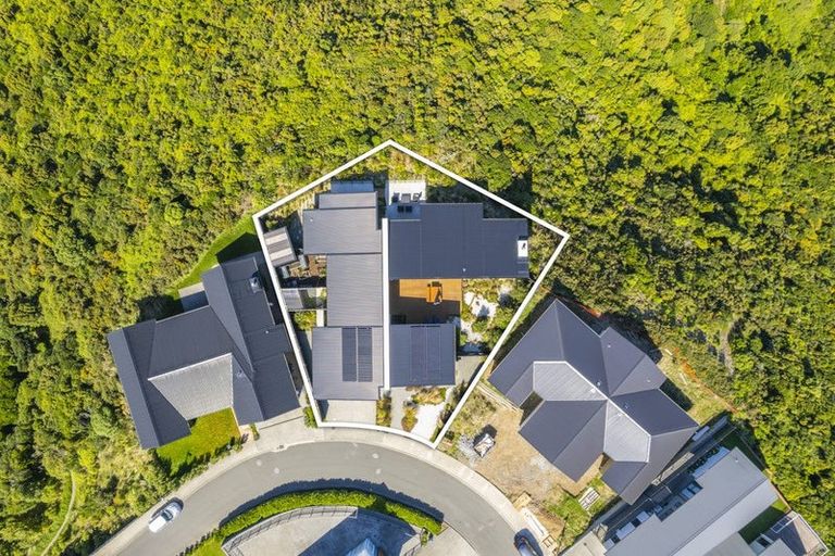 Photo of property in 17 Promontory Crescent, Newlands, Wellington, 6037