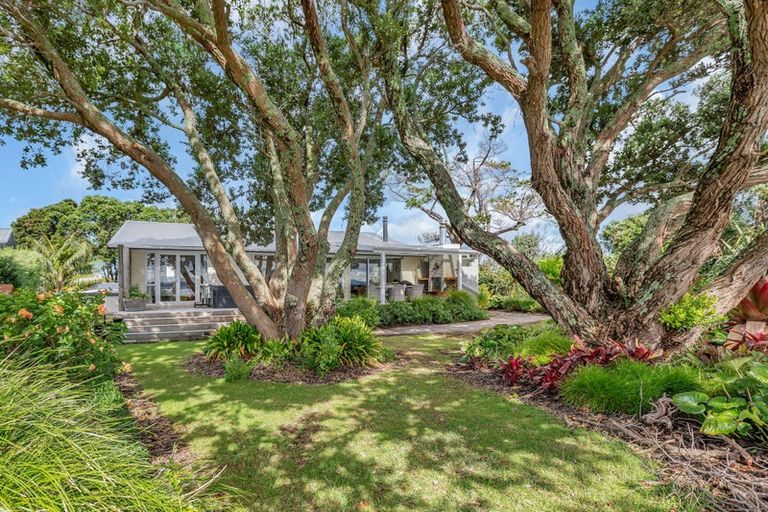 Photo of property in 22 Karoro Road, One Tree Point, 0118
