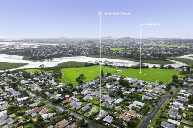 Photo of property in 128 Cobham Crescent, Kelston, Auckland, 0602