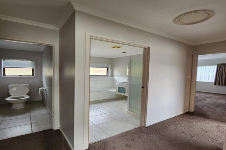 Photo of property in 6 Winstone Place, Highlands Park, New Plymouth, 4312