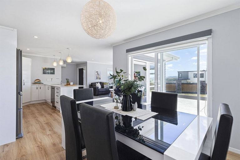 Photo of property in 5 Madeira Close, Whitby, Porirua, 5024