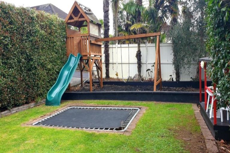 Photo of property in 2 Glade Place, Birkenhead, Auckland, 0626