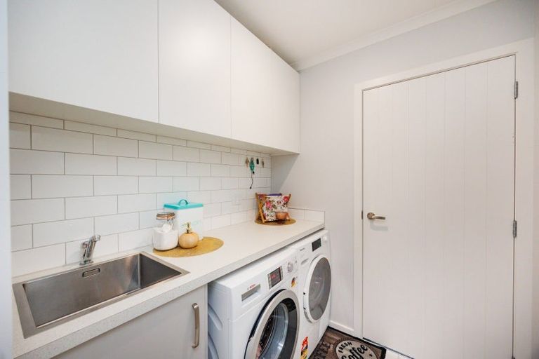 Photo of property in 9 Ivy Lane, Kelvin Grove, Palmerston North, 4414