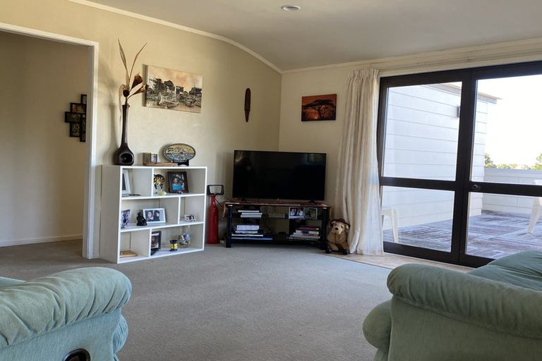 Photo of property in 16 Quincey Place, Massey, Auckland, 0614