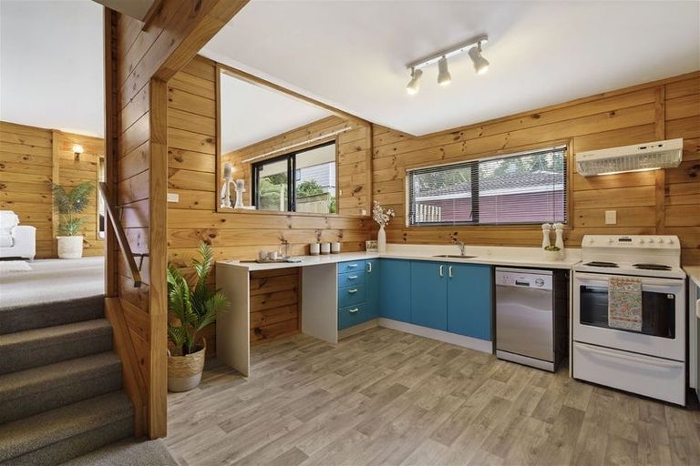 Photo of property in 2/11 Sunhaven Avenue, Glenfield, Auckland, 0629