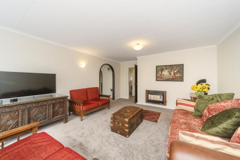Photo of property in 40 Suzanne Grove, Kelvin Grove, Palmerston North, 4414