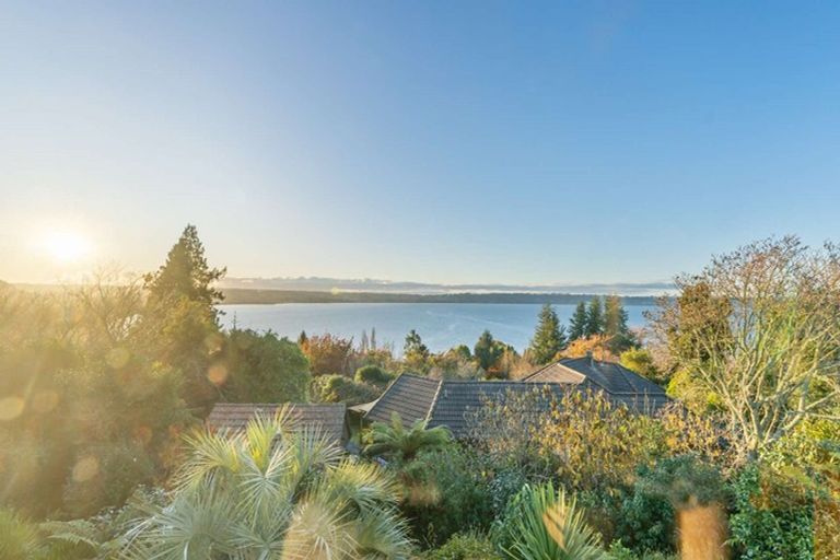 Photo of property in 4 Tupara Crescent, Kawaha Point, Rotorua, 3010