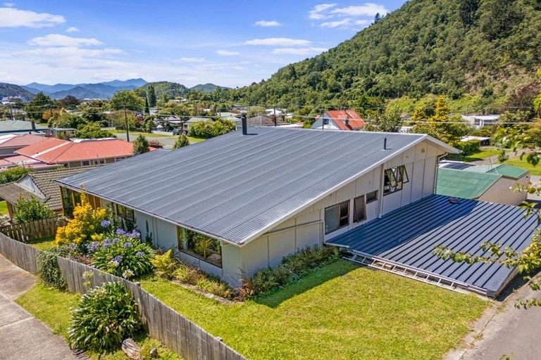 Photo of property in 73 Devon Street, Picton, 7220