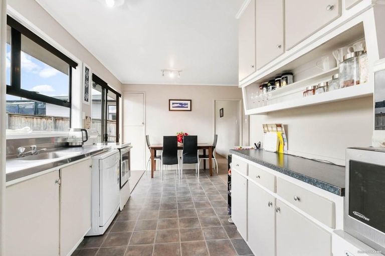 Photo of property in 6 Coburg Street, Henderson, Auckland, 0612