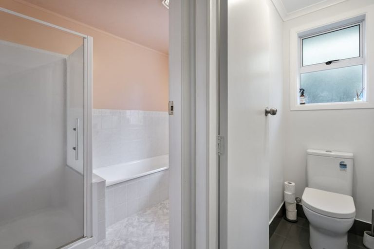 Photo of property in 10 Whitby Place, Westown, New Plymouth, 4310